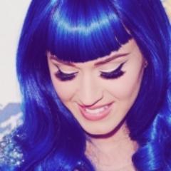 as pessoas me criticam por ser quer sou, mas tem é inveja mesmo com problemas sempre sorrio esquisitice é bom ser único KATY era e é esquisita mas hoje é deusa.