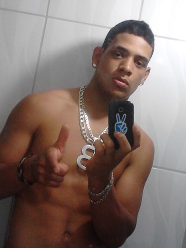 Funkeiro,Flamenguista, signo Aquario ;D 18 anos (: segue ae  ,  aqui a humildade reina ;D  DEUS 
         - ѕιℓℓαѕ G5 :)