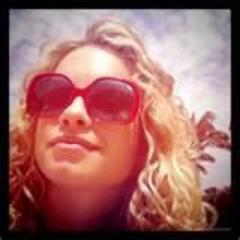 Me sinto só,mais sei que não estou,pois levo vc,no pensamento,meu medo se vai,recupero a fé,e sei que algum dia ainda vou te ver @lua_blanco ♥  e @aguiarthur