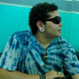um cara totalmente extrovertido e com 100% de pura dedicação a música, muito som e muita alegria 24 horas :*