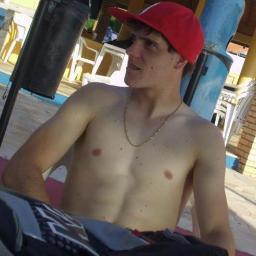Ariano..20 anos, chatooo...amo futebol e sair com os amigos!