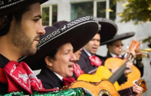 El Mariachi México Lindo fue formado en el año 1994 por la cantante Magnolia Linares y su familia. Esta agrupación tiene como fin engrandecer la música mexicana