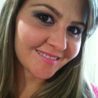 Existem pessoas que amam e dizem que gostam; Existem pessoas que gostam e dizem que amam; Existem pessoas que não dizem nada, os olhos e os gestos dizem tudo.
