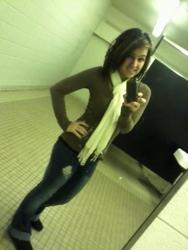 EmilyMarie. Eighteen. SeniorOHS. Single. LiveLaughLove(: