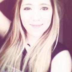 Posso até gostar de outros sorrisos, mas nenhum deles consegue me fazer tão bem quanto o teu. @__camila/ Dona: @gabismysmile
