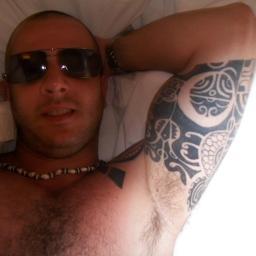 Alguien limpia la celda
de la tortura
que no quede la sangre
ni la amargura