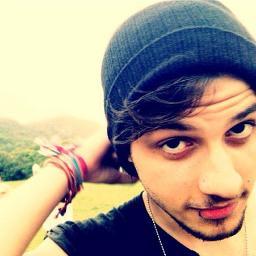Descobri o qe é ser fã de verdade, e aprender a lutar! Sonhos existem! Acredite! @chayleao (L)  OFC por: @beca_cruz DONAS: @maah_lais e @GabrieleAroeira