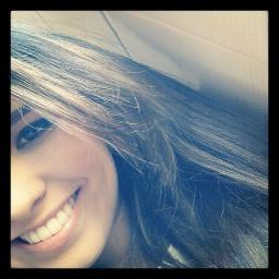 Aquariana, estudante de produção audiovisual, romântica assumida, analista de mídias sociais, inquieta, observadora...