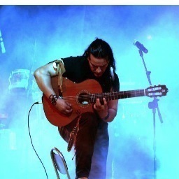 Kimen Farias - musicista e polistrumentista argentino da anni ormai in Italia dove ha piantato le sue nuove radici. Tra poco sarà presto visibile il nuovo sito