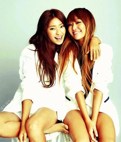 We the B.E.S.T SISTAR อันยองง ฉันยุนโบราบอท แร๊ปเปอร์จากวงSISTAR♥ ฉันเรียบร้อย? มาก 555555 ฟอลมาคุยกับฉันสิคะ .ยิ้มตาปิด ~just both not real~#LINEBOTH?