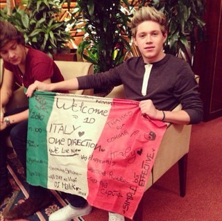 Vi racconto la mia famiglia! 
Mio nonno é salmo
Mio zio é fedez 
I miei cugini sono gli one direction
LA MIA FAMIGLIA SPACCA ❤ BELLA BRO ❤