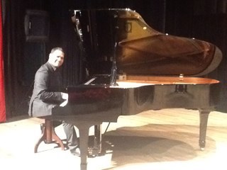 Cristiano. Pianista. Iglesia Jesemar y Grupo OBS