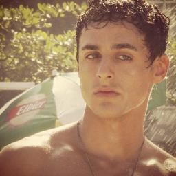 Eu sou feliz por você existir, por conseguir arrancar um sorriso do meu rosto. Eu te amo. @ThiagoAAmaral