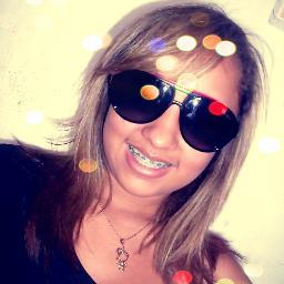 Bom acho q falar de mim em 160 caract... num da ner mais sou simpatica amiga e amo cantar  essa e a minha profissão Cantora' meu sonho e cantar 1 dia com LuanS