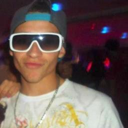 Jogador de futebol.

Pai da Laurinha s2 Alegre & Ousado ;]

http://t.co/RZjzAe98