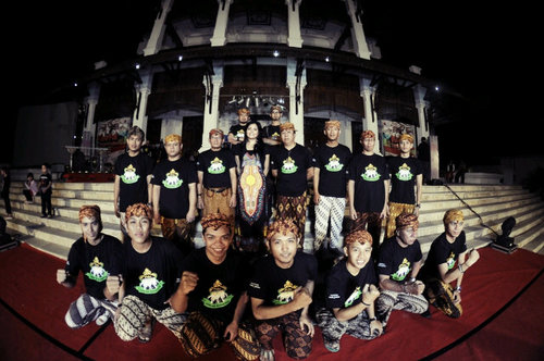 OrkesKedaton's profile picture. Berasal dari Tenggarong, Kutai Kartanegara..memainkan musik2 irama bahari dengan jenis genre Cha-Cha, Bossa, Latin, Jazz, dll... CP : Om Nueng 082157600648