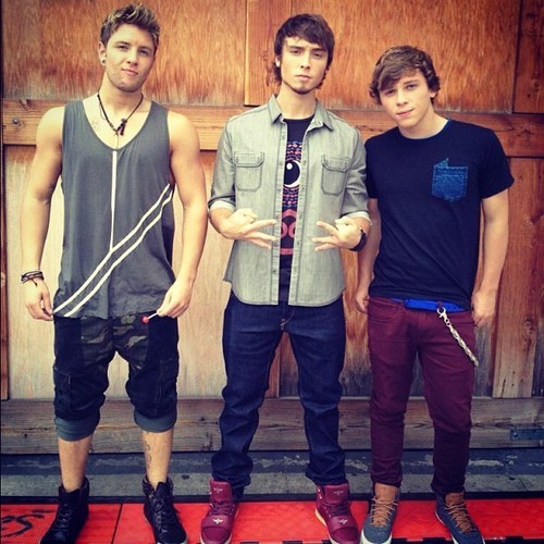 ∞Emblem3∞ 
I love 3 boys 
KEATON:*
WESLEY:*
DREW:*
forever emblem3!! fan since there first audition!! i just love them soo much!! 3