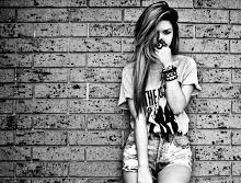 Faço caretas. Falo muito. Rio a toa. Sou esquisita. Sou irritada. Sou exagerada. Sou assim e não mudaria por nada.