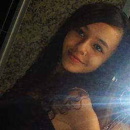 dramatica, carente, louca, ironica, desligada, chata, amiga, companheira, carinhosa, e muito ciumenta. Prazer, eu... ;)