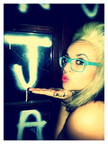 Make-Up Junkie.. 
Bit of a Geek (in a chic-y way).. 
Easily amused..