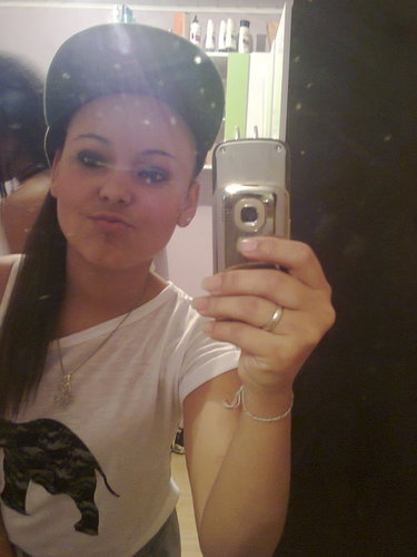 Sou uma menina linda ! Hehe Gosto de quem gosta de mim, quem não gosta que se FODA-SE !  *--*