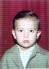 Autodidacta por vocación, rockero por sospechas, profesor universitario de profesión y videojugador por adicción.