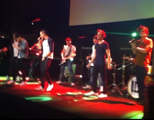 Update account about the British/Irish band One Direction.

Personal : @evabenacchio