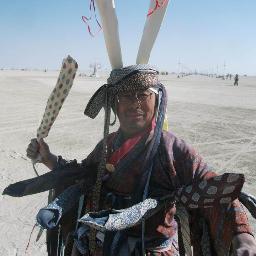 背景写真はBurning Man バーニングマン 2013の衣装 facebook;Takeshi Furuki mixi;ふるき