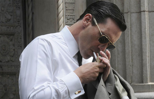 Traje negro, corbata y camisa blanca, zapatos limpios, un buen peinado y un buen afeitado y parecerás un hombre (el cigarro es secundario)