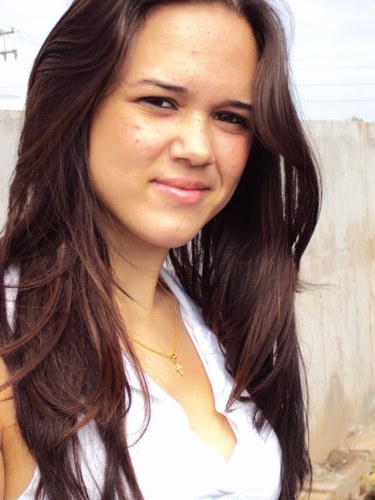 Sou tímida, companheira, caseira mas as vezes gosto de sair, não gosto de baladas prefiro lugares romanticos...