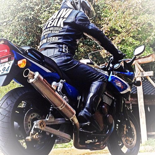 いろいろ乗りましたが、現在ガレージには、サーキット走行やツーリング用にGSXR1000（L1）、林道やオフロード用にXTZ 125E、ミニバイクレース用にXR100モタードがあります。排気量に関係なく走るのもイジるのも大好きです(^^)