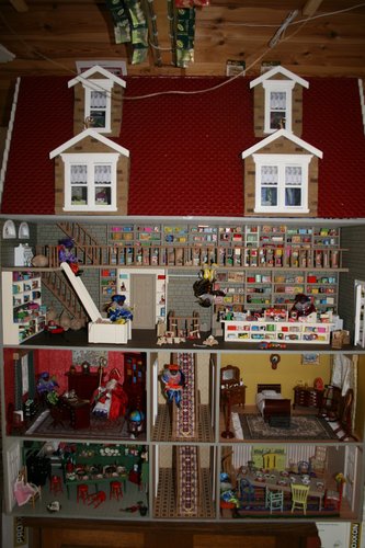 Dollshouses and Miniatures for adults . Visit http://t.co/3wqw08A2 of http://t.co/j6Y2DyYB We're building dollshouses and maquettes on every scale !