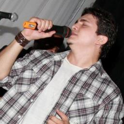 Um homem... Uma voz..... Um violão..... Uma história....