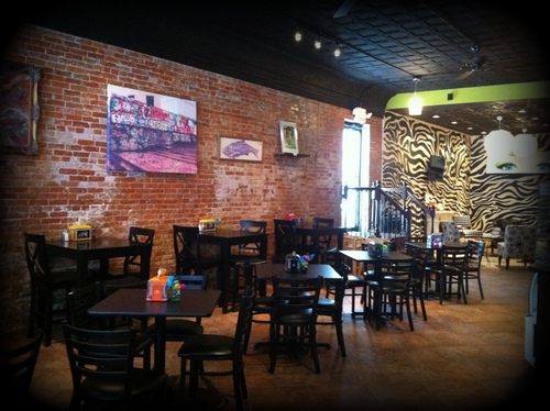 Krazy Cakes Cafe and Bakery is an eclectic downtown Chicago style bakery located in historical downtown Quincy just one block East of Washington Square.