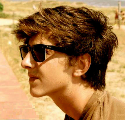 Soy deportista, amante del HipHop. Cantante preferido Tupac. Practico el fingerboard. Ardillas a dream...