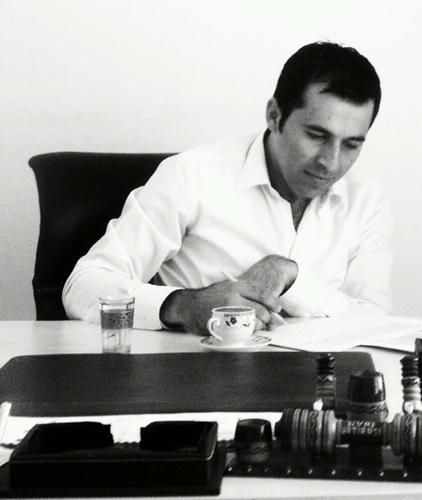 Allahın mülkünde aciz bir kul.
Seveni misli ile sevmeyeni gerektiği kadar seven birisi .