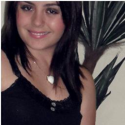 Um sorriso, um abraço apertado, uma música, estar com quem eu gosto, rir até a barriga doer… São coisas simples, mas me faz muito feliz.