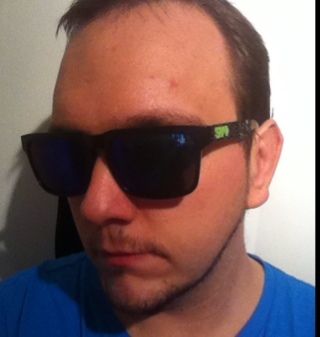 Film Fan, Möchtegern Webmaster, Pseudo Fotograf, Projektmanager mit zuvielen Projekten um sie zu managen, 2x facher Vater und selbst noch ein Kind ;)