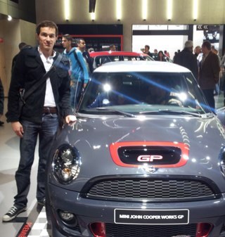 Petit homme devenu grand. #Starbucks , #Smart , #Mini , #Apple , #Paris