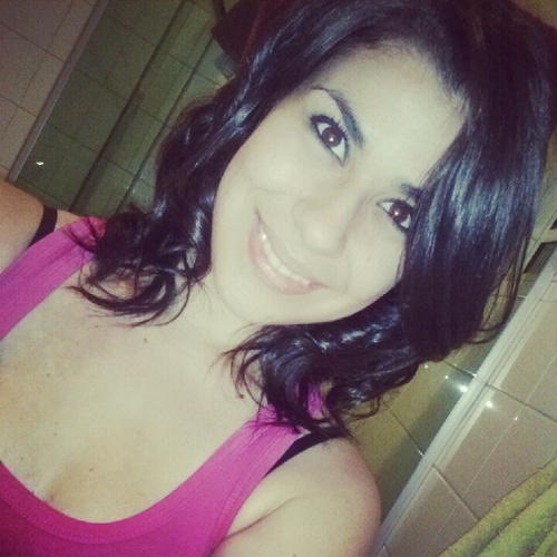 Covinha no sorriso, uma menina, uma mulher, na flor da margarida foi brincar de bem me quer.