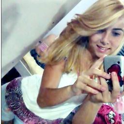 Taurina , são paulina , feliz , as vezes chata , linda , retardada , tenho muitos amigos , mas os verdadeiros eu posso contar nos dedos . Felicidade&Alegria