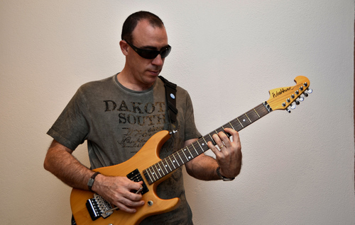Bona persona per sobre de tot. Químic de professió, i guitarrista i amant de la música i la muntanya com a passió