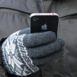 Met de TsGlove handschoenen, kun je in de kou  altijd jouw telefoon opnemen en berichten samenstellen. Bestel jouw TsGlove nu op http://t.co/MdjDssbW