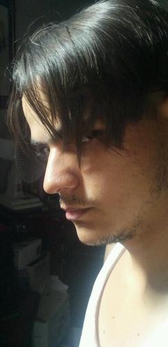 vocalista e guitarrista da banda Run Birds...MSN=junalvespereira@hotmail.com