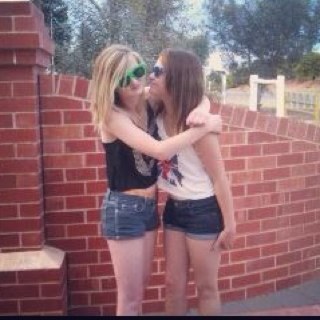 Follow me and i will follow you back!! (: 3