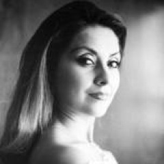Amante de la vida, el cielo, el mar, los chocolates, las flores, el cine documental, el tango y el flamenco.
