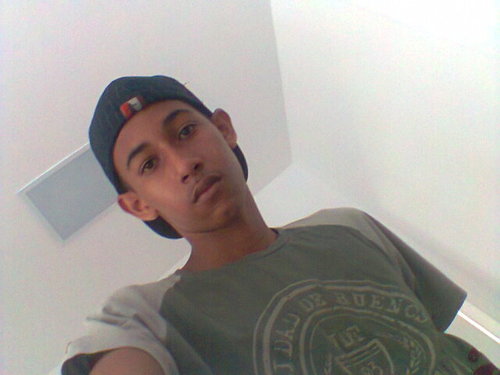 tenho 16 anos de idade eu gosto muito de jogar bola sair com os meus amigos e familiaReddio