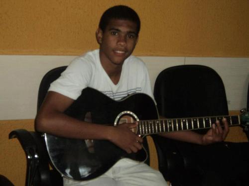 Me considero diferente de muitas pessoas, sou estranho, gosto de pensar nas coisas que faço, mas ainda faço coisas sem pensar, pra saber mais, me segue (:
