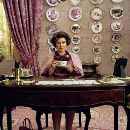 *Madam Subsecretaria Profesora Dolores Jane Umbridge*/Jefa de la Oficina Contra el Uso Indebido de la Magia/ El progreso, sólo por progresar, no debe continuar.