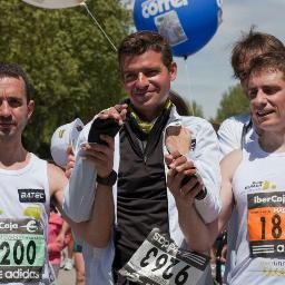 Carlos García Espada, con ELA desde hace 5 años, Pedro de San Antonio, su mejor amigo, y Manu Domínguez, su mentorado en everis corren juntos maratones